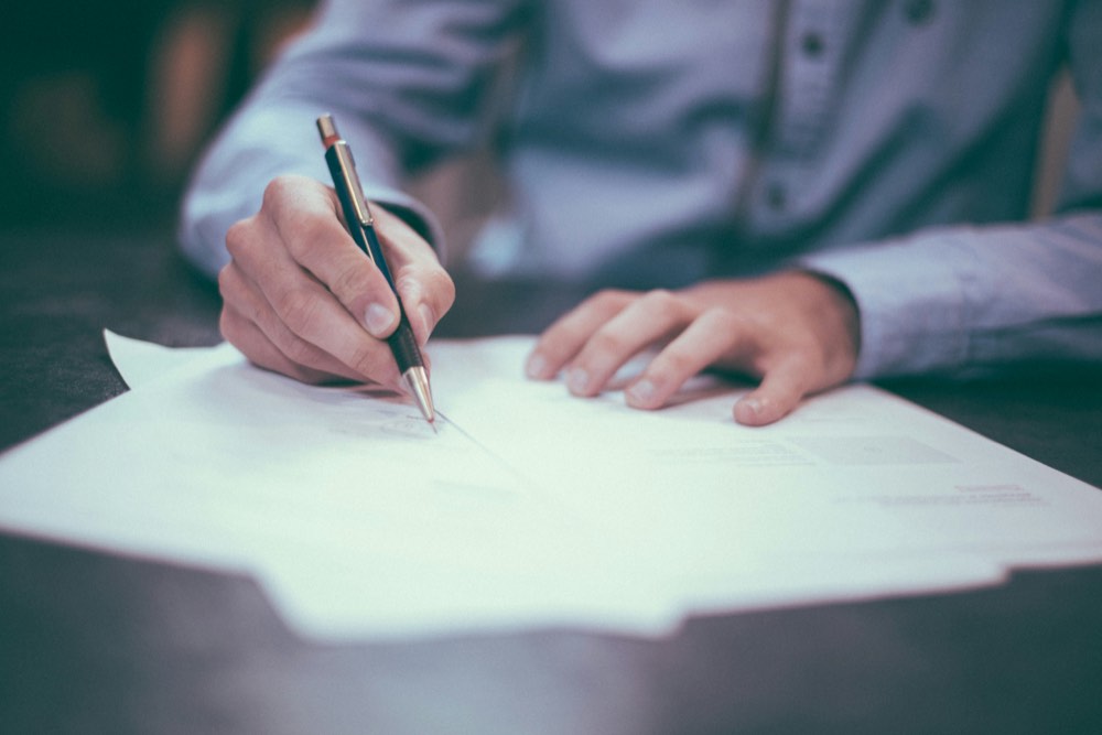 Firma de escrituras en un negocio inmobiliario